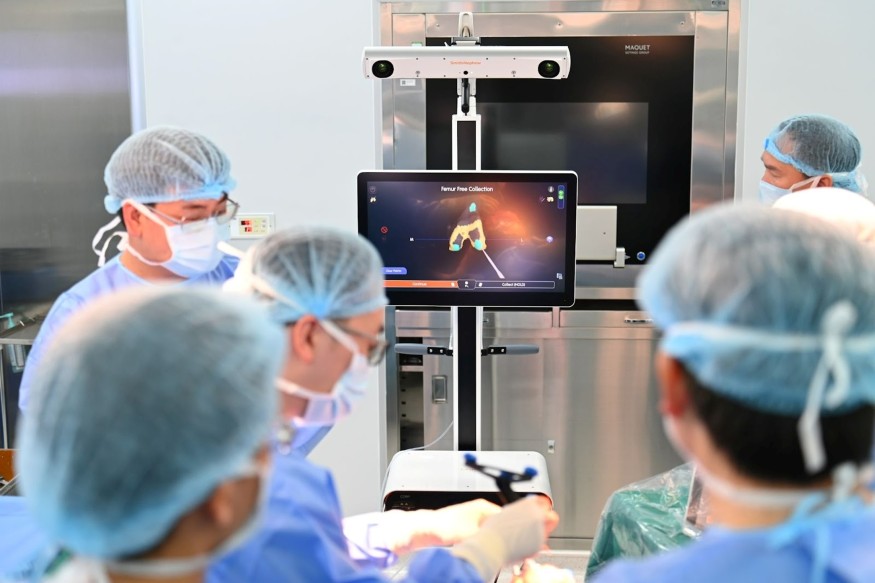 Vinmec surgeons selected the AI-integrated CORI robotic system for the 